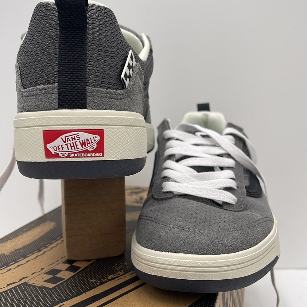 Vans WMNS Zahba Grey/Black
VN0007QQN43
Sneakers - Picture 9 of 16